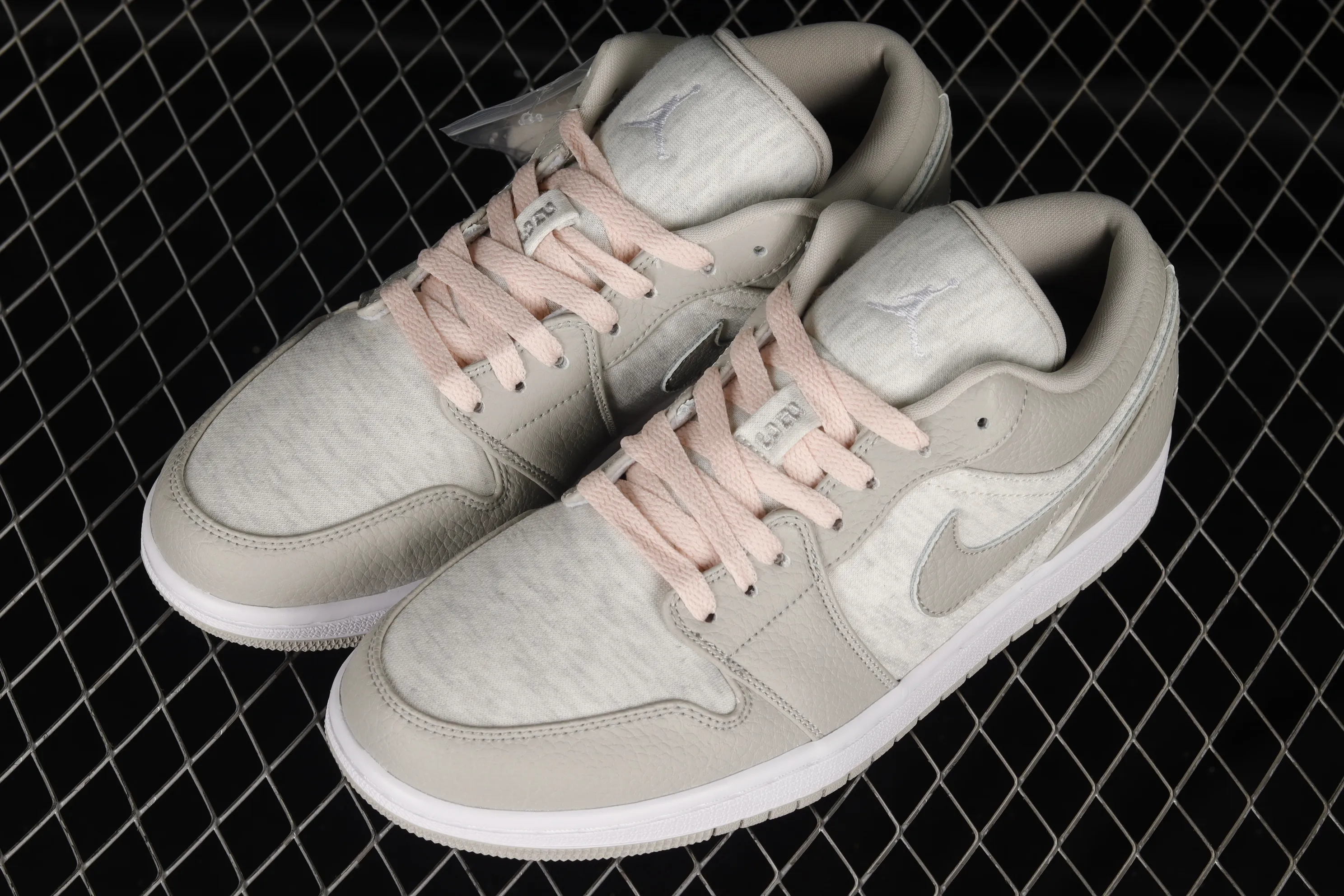 All categories Air Jordan Jordan series basketball shoes Air Jordan 1 Low Air Jordan 1 Low "Light Iron Ore" AJ1 Joe 1 gray and white powder low-top basketball shoes DQ6076-001